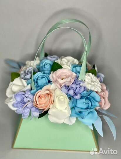 Букеты на 8 марта, подарок, сумочки