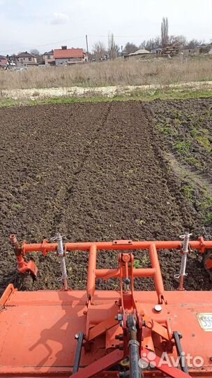 Вспашка земли трактором