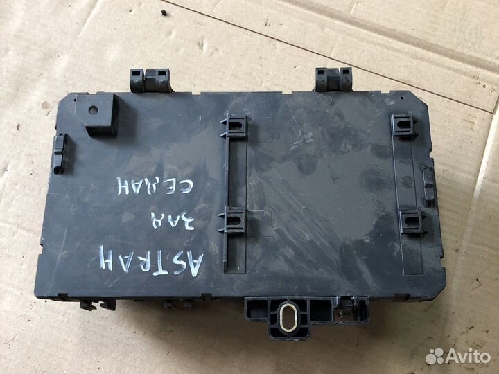 Блок предохранителей салонный Opel Astra H