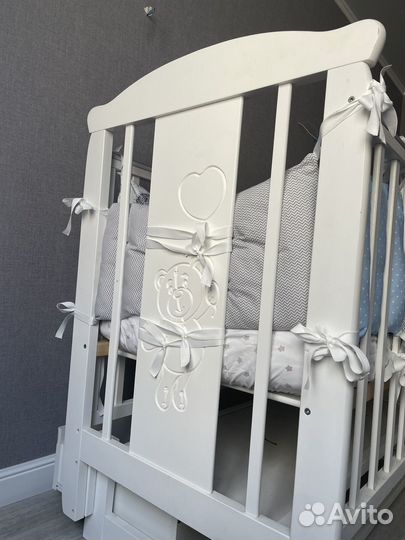 Детская кровать с маятником и ящиком снизу