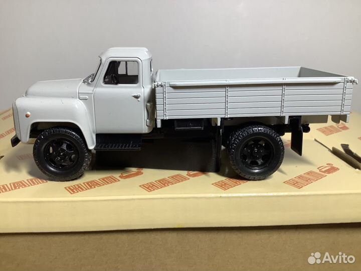 Модель автомобиля газ-52-84 1:43 нап