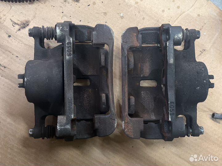 Суппорт передний правый Nissan Qashqai j10