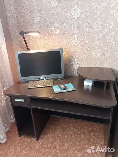 Компьютерный стол с настольной лампой