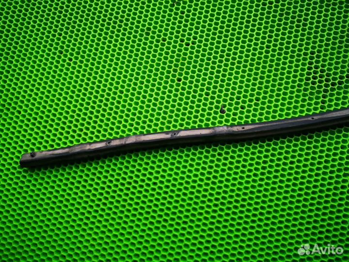 Уплотнитель капота на Hyundai Sonata IV EF 01-12