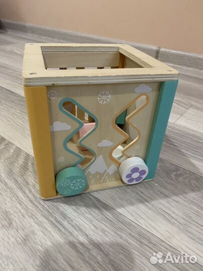 Деревянный развивающий бизиборд бизикуб