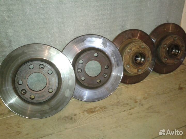 Тормозные диски и тормозные колодки