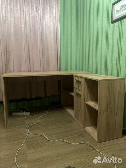 Угловой письменный стол 