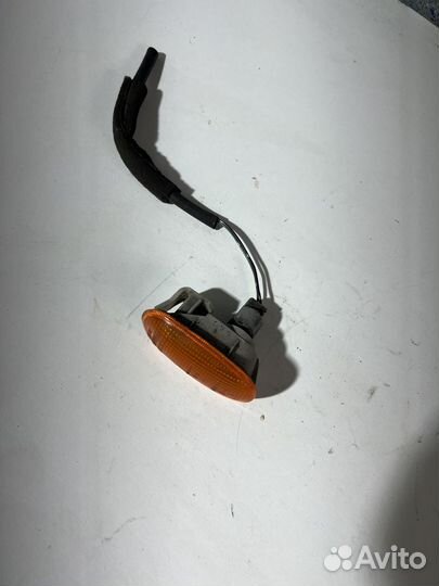 Mitsubishi colt 1998 год поворотник в крыло