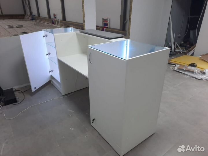 Стойка ресепшн Витрина