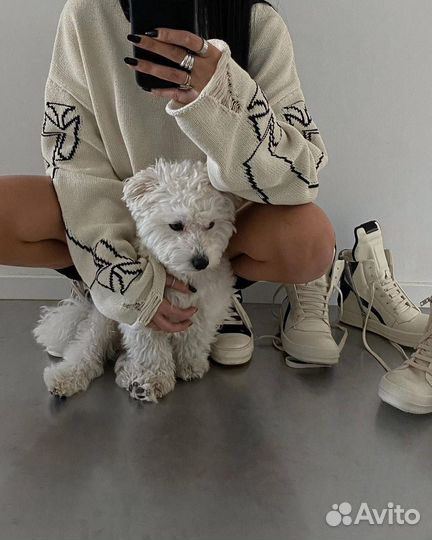 Стильный рваный свитер