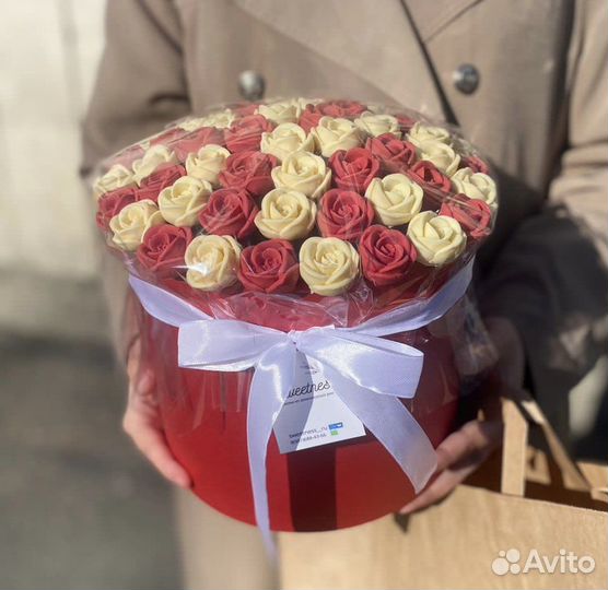 Шоколадные розы в шляпной коробке подарок цветы