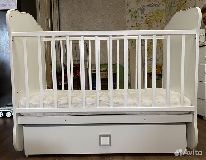 Кровать детская с матрасом и комодом