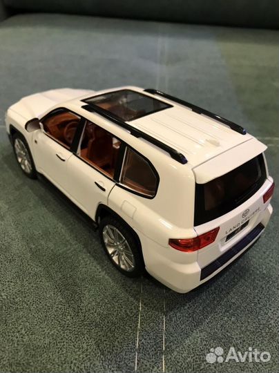 Модель Toyota land cruiser. Бесплатная доставка