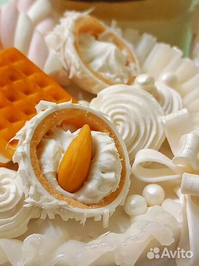 Баночки для специй и свеча с сладким декором