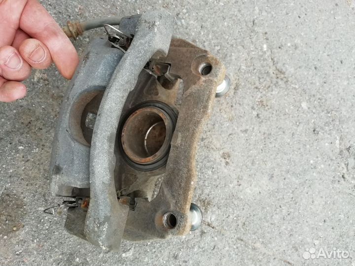 Супорт передний левый Nissan X-Trail t32