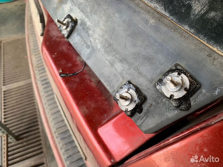 Шпильки Range Rover крышки багажника