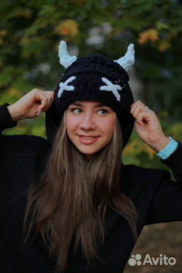 Шапка черная унисекс вязаная вручную с рогами