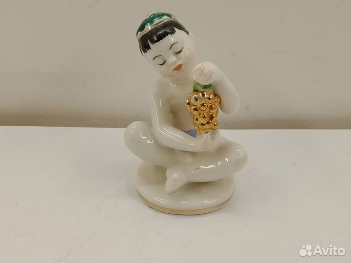 Статуэтка Мальчик с виноградом лфз (028114)