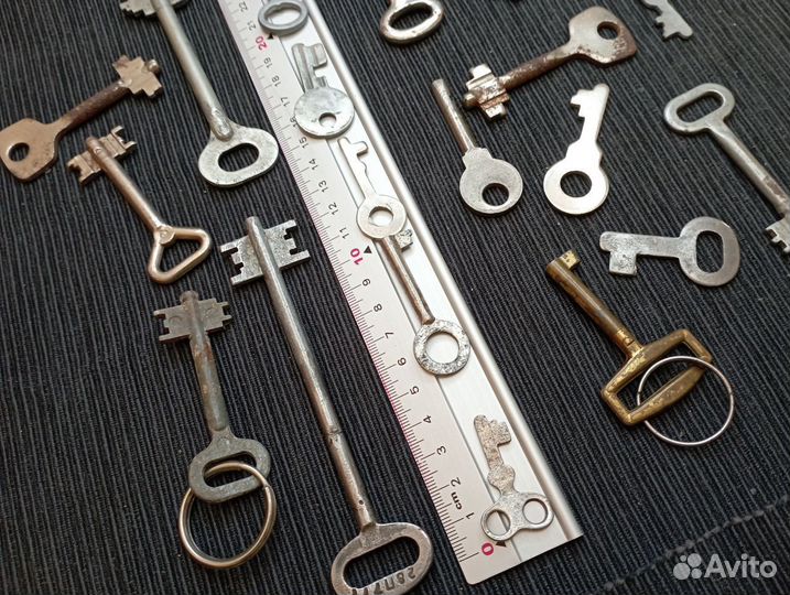 Коллекция из 20 винтажных ключиков