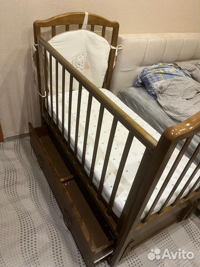 Детская кроватка с маятником и ящиком