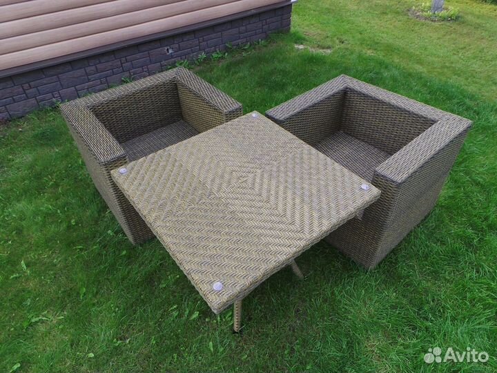 Стол из ротанга