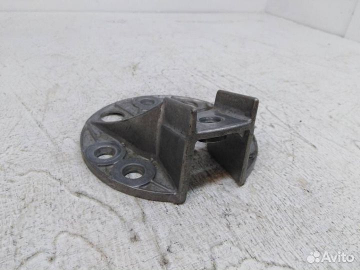 Кронштейн переднего амортизатора