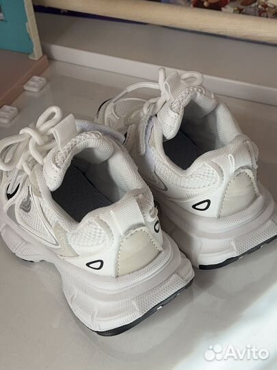 Кроссовки детские белые