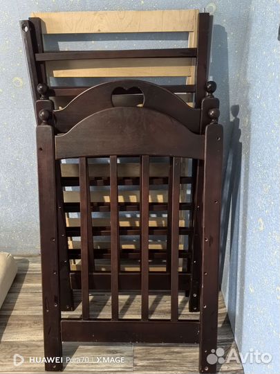 Детская кроватка с маятником и ящиком