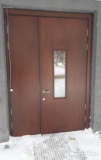 Входная деревянная дверь на мороз