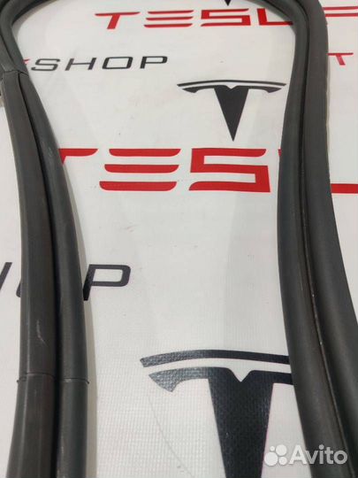 Уплотнитель бокса подкапотного резиновый Tesla