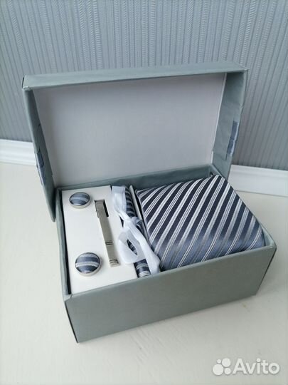 Галстук, зажим для галстука и запонки