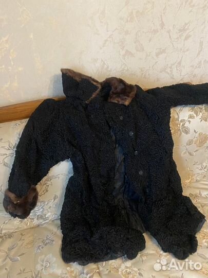 Шуба из каракуля черная, отделка норкой