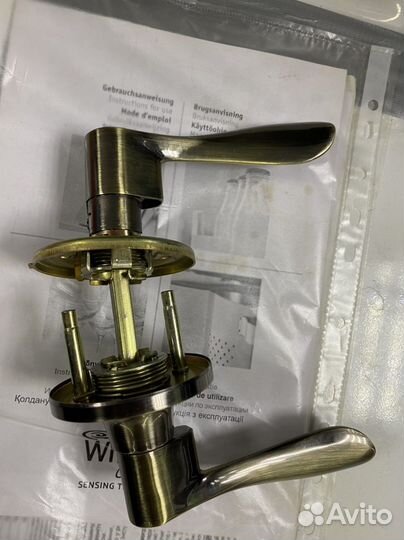 Комплект дверных ручек с защелкой новый