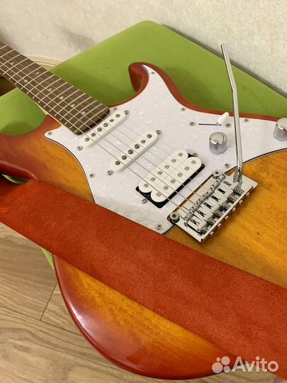 Комплект электрогитара+комбик+аксессуары