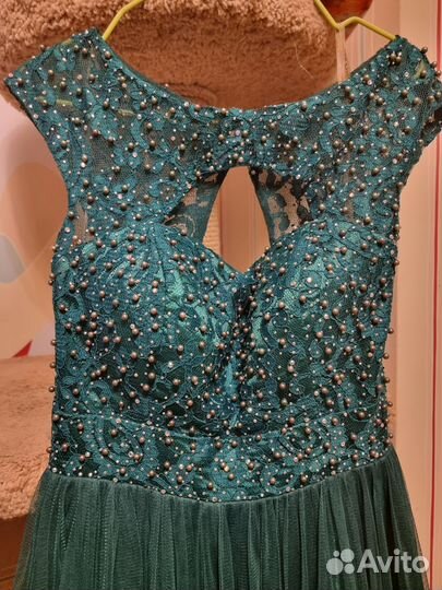 Вечернее платье бутылочного цвета