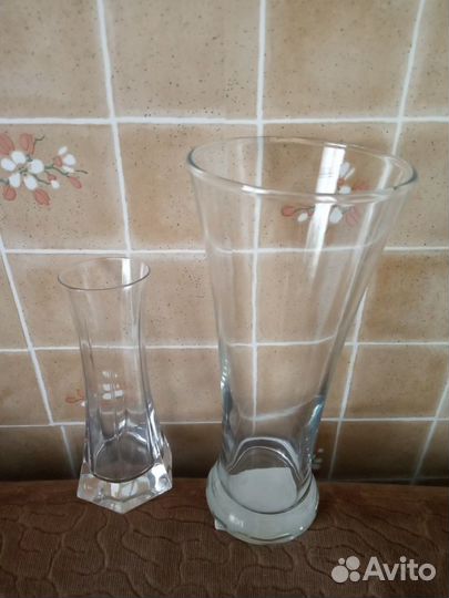 Стаканы и ваза для цветов