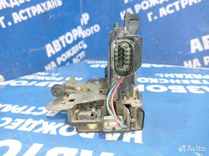 Передний правый замок двери Audi A6C5 седан 2000