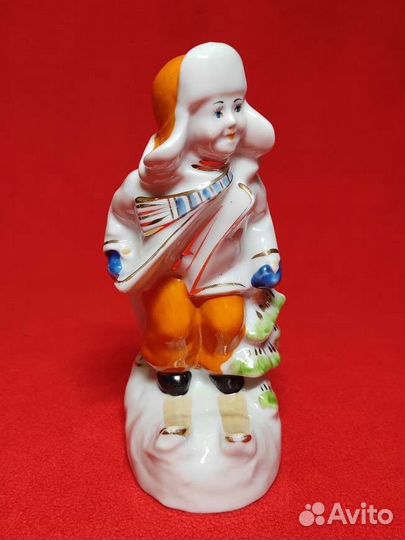 Фарфоровая статуэтка Мальчик на лыжах Полонне зхк