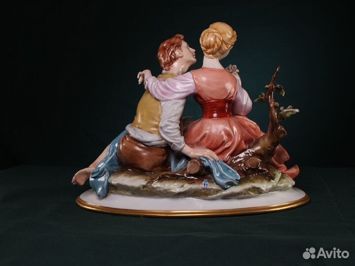 Фарфоровая статуэтка 