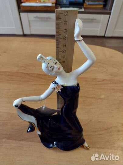 Фарфоровая статуэтка Танцовщица