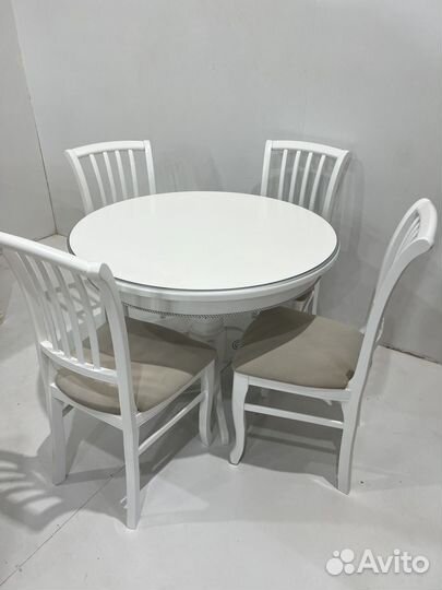 Круглый стол и стулья
