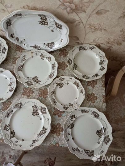 Тарелки, сервировочное блюдо. 