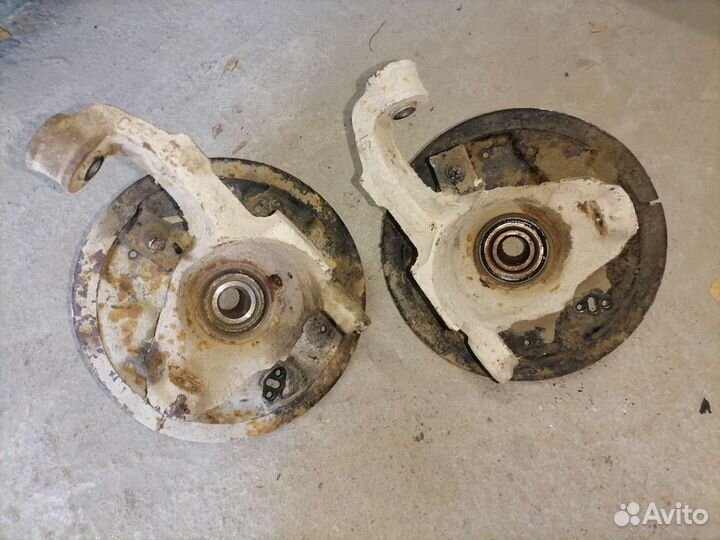 Кулак поворотный задний левый Nissan Serena 23