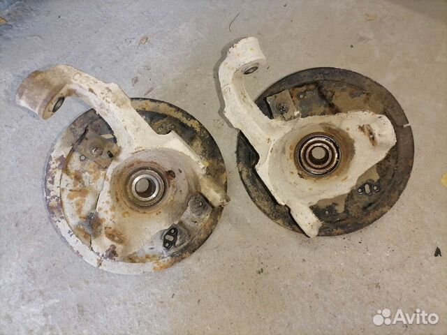 Кулак поворотный задний левый Nissan Serena 23