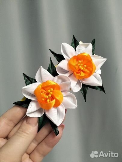 Заколочки с цветами нарциса