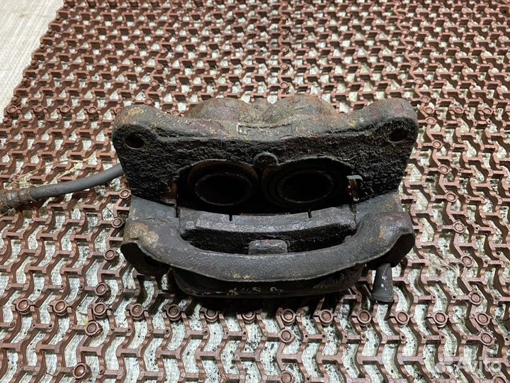 Суппорт передний левый Поджеро 3 Mitsubishi Pajero