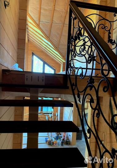 Облицовка лестничного металлокаркаса деревом