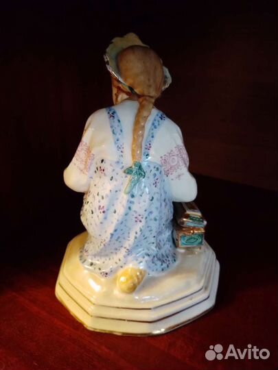 Фарфоровая статуэтка 
