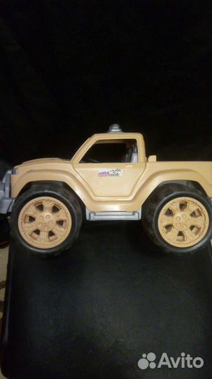 Игрушечная машина внедорожник