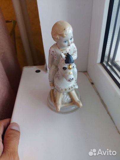 Фарфоровые статуэтка СССР мальчик на лошадке зхк
